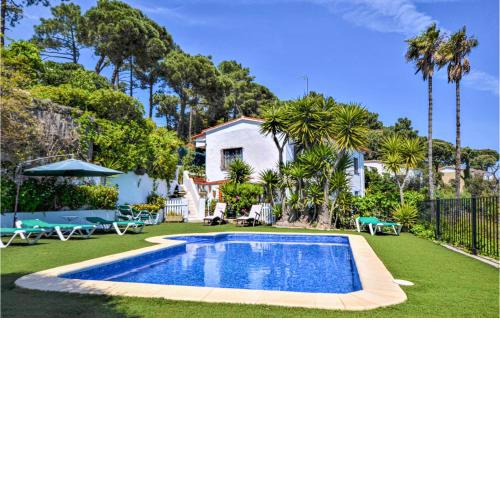 Beautiful Home In Lloret Del Mar With 5 Bedrooms, Wifi And Indoor Swimming Pool