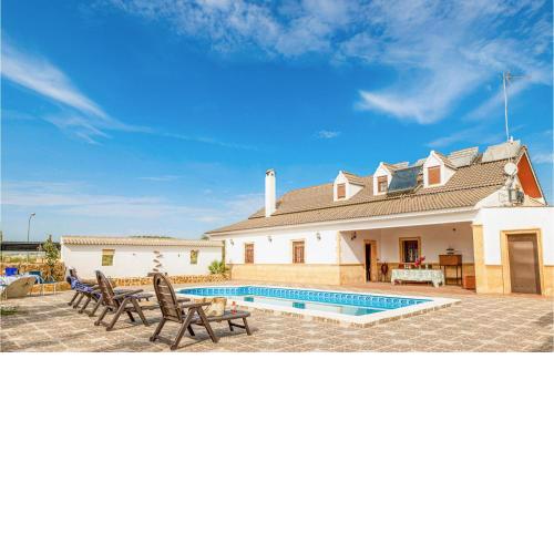Beautiful home in Lucena with Outdoor swimming pool, WiFi and 7 Bedrooms