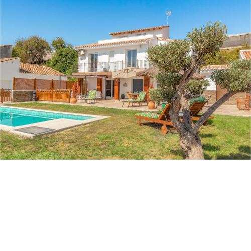 Beautiful Home In Mezquitilla With 3 Bedrooms, Outdoor Swimming Pool And Swimming Pool