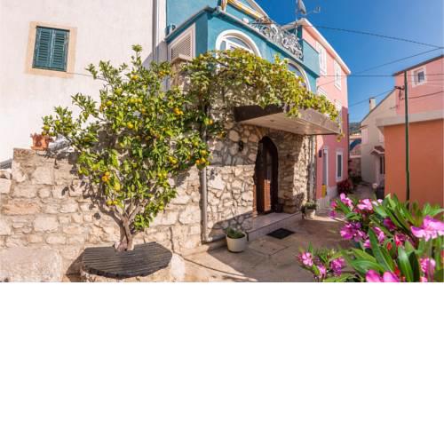 Beautiful home in Miholascica w/ Jacuzzi and 3 Bedrooms