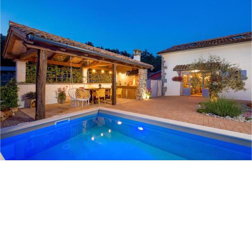 Beautiful home in Mucici with 2 Bedrooms