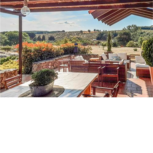 Beautiful home in Navarredonda de Gredos with WiFi, 3 Bedrooms and Outdoor swimming pool
