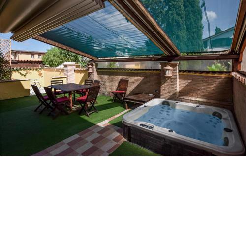 Beautiful home in Roma with Jacuzzi, 2 Bedrooms and WiFi