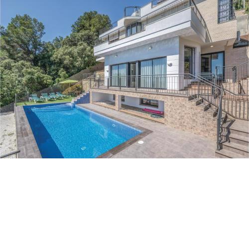 Beautiful home in Santa Susanna with 4 Bedrooms, WiFi and Outdoor swimming pool