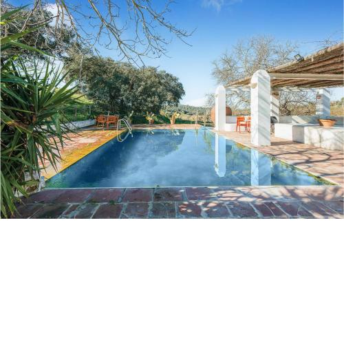 Beautiful home in Valverde de Legans with Internet, 4 Bedrooms and Outdoor swimming pool