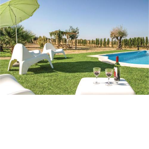 Beautiful home in Villanueva del Duque with 4 Bedrooms, WiFi and Outdoor swimming pool