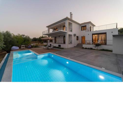 Beautiful house with pool & view