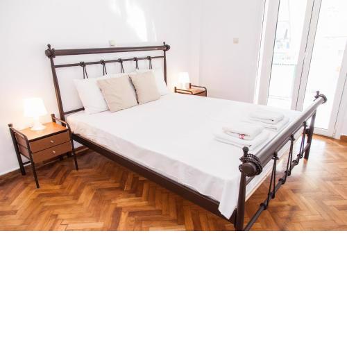 Beautiful new decorated apt in Athens