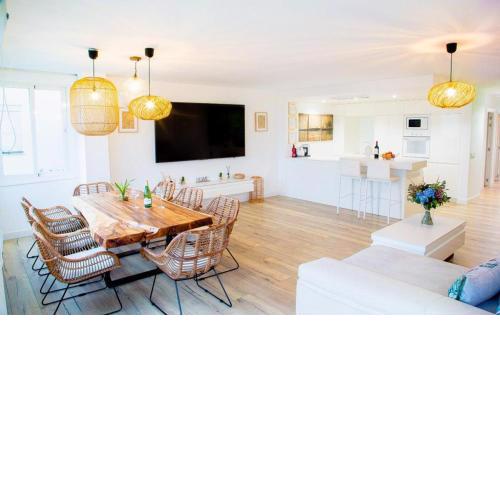 Beautiful spacious two bed facing the Ocean!