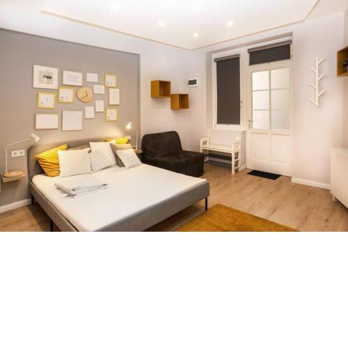 Beautiful studio right in the center
