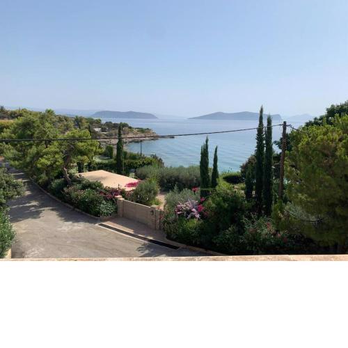 Beautiful summer house 5' from the beach