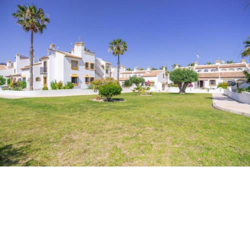 Beautiful Townhouse in peaceful setting near Villamartin Plaza