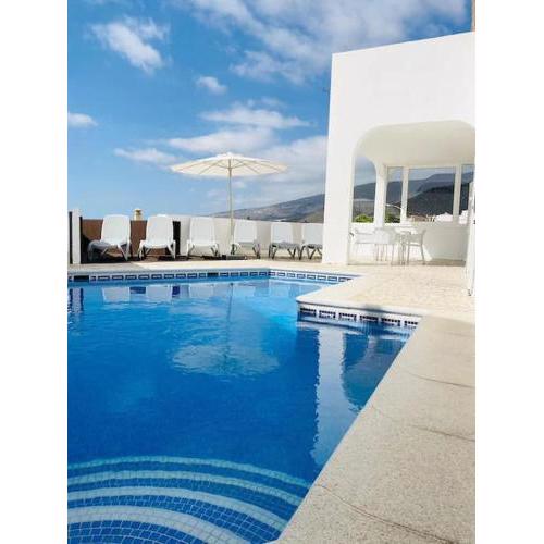 Beautiful Villa 4 bdrms, heated pool, high speed WiFi, close to everything