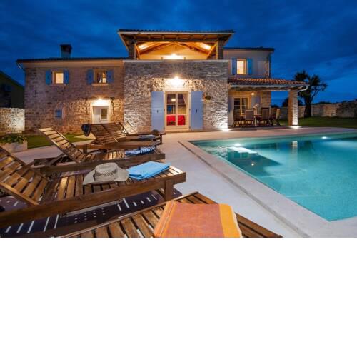 Beautiful Villa Tomani with Pool, Basketball and Volleyball Field