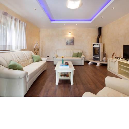 Beautiful Villa with Barbecue in Sveti Lovrec