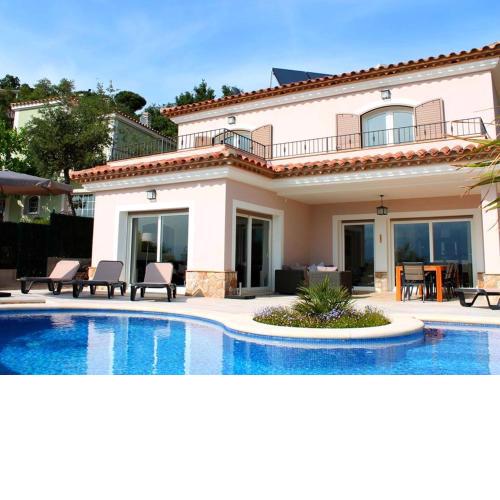 Beautiful villa with fantastic view and infinity pool near Santa Cristina d Aro