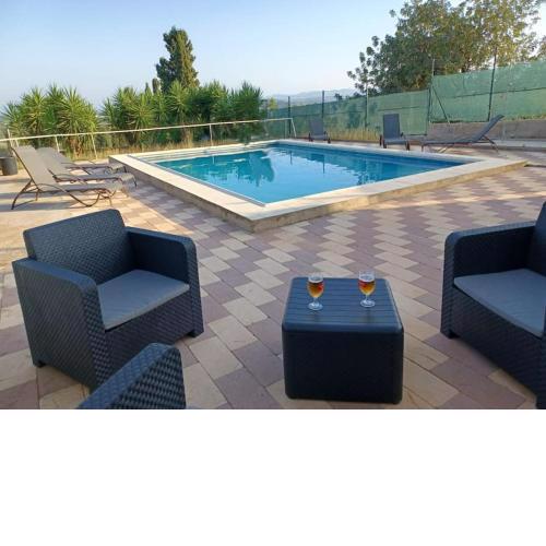 Beautiful Villa with huge private pool and vineyard view