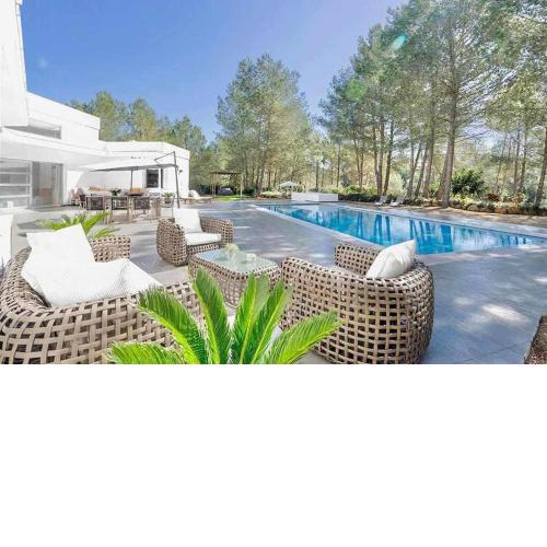 Beautiful villa with Private Wood