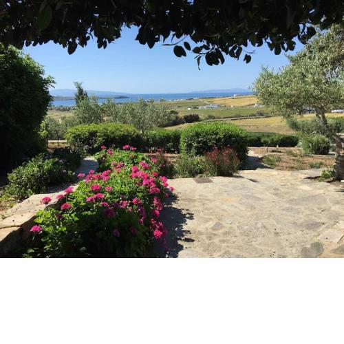 BEAUTIFULL VILLA OVERLOOKING GOLDEN BEACH