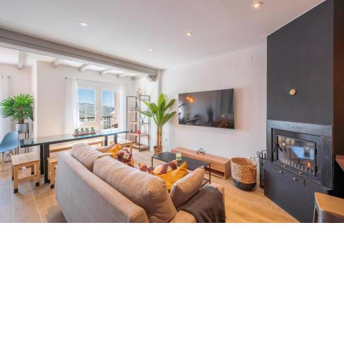 Beautifully Renovated 4 Bedroom Apt + Kid's Room