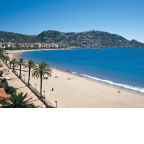 BEL APPARTEMENT ROSES PLAGE