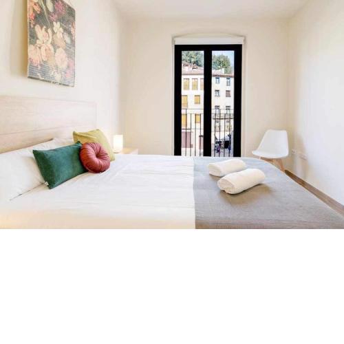 Besalu 21 New stylish apt on Plaça Llibertat