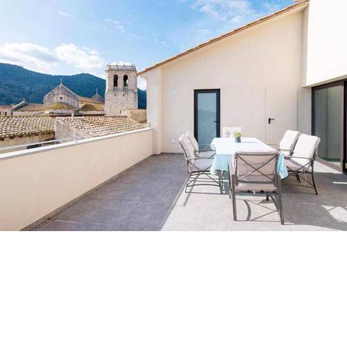 Besalú 3 modern apt w terrace y great views ac