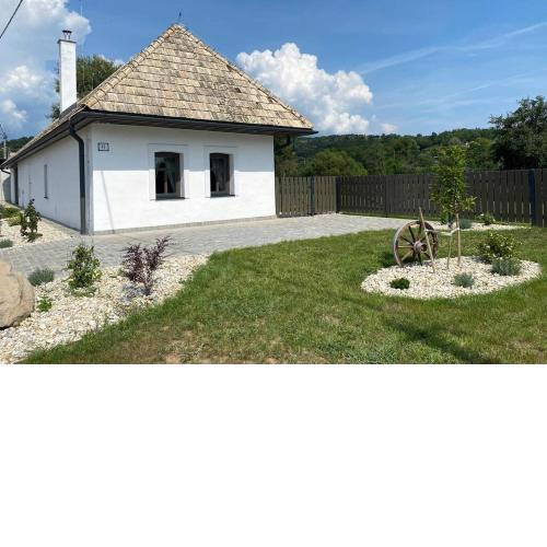 Biely domček so záhradou v malej obci Devičie