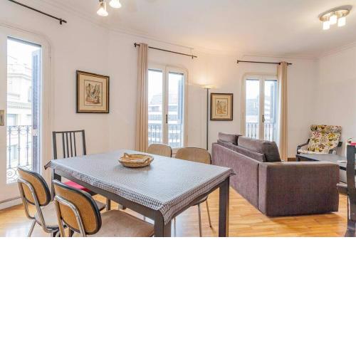 Big apartment for 14 in the heart of Eixample
