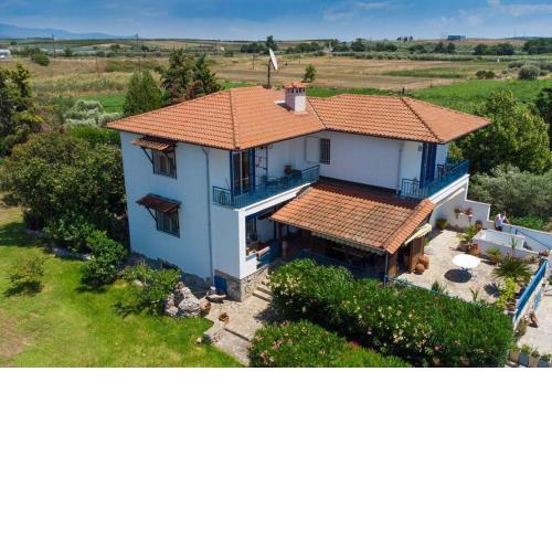 Big house with a huge garden and barbecue area!