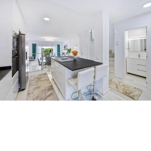 Big modern home with 2 full kitchens, 5 beds/5 baths (3 en suite)