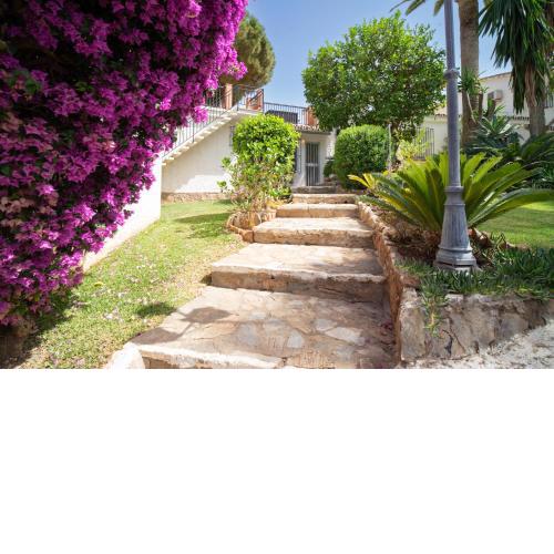 Big rooftop terrace, 2 bedroom apartment w garden