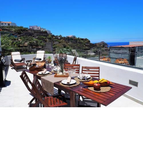 Big terraced house, 3-min walking to the beach, with BBQ and sea view