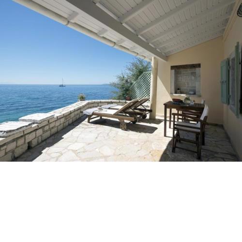 Bijou Studio Beachfront Kaminaki Villas