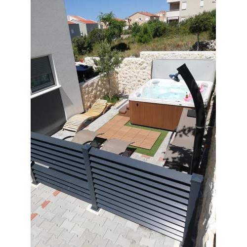 BLACK PEARL with Jacuzzi