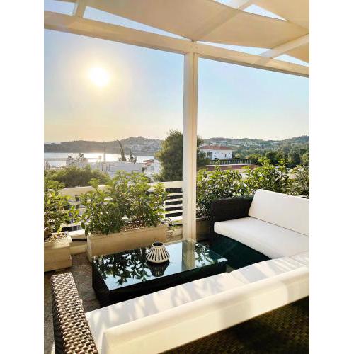 Blue Bay Vouliagmeni Luxury Apartment