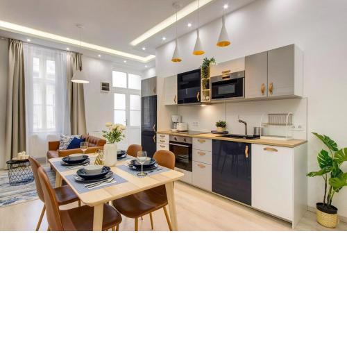 Blue Diamond residency 4BR, 2BTH. 14 ppl