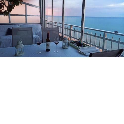 BLUE DOUBLE PRIVATE ROOM AT FRONT BEACH FLAT - HABITACION DOBLE en la playa - compartido