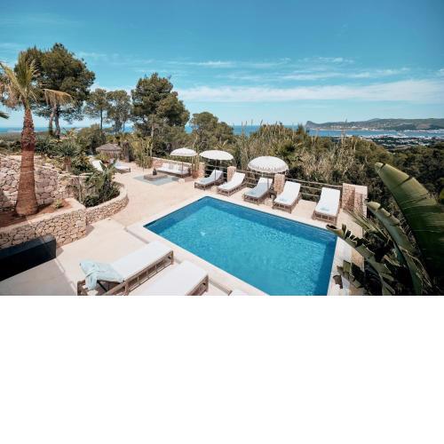 Blue Hill House - amazing sea views, heated pool and exclusive king-of-hill status