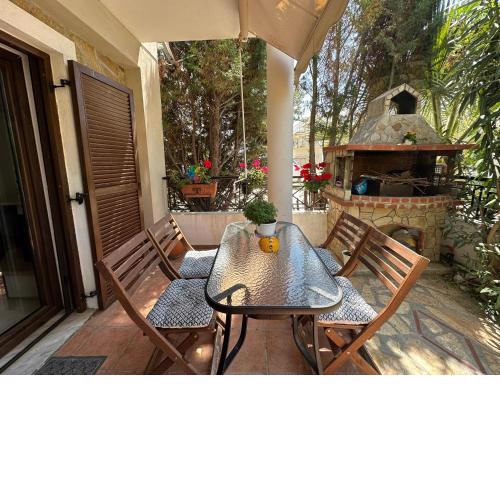 Blue Seashell Apartment - Comfortable Maisonette just 30m from the Beach in Niki