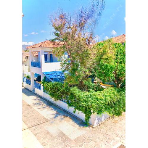 Blue Seaside Spacious Maisonette