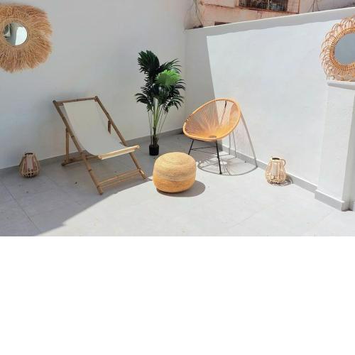 Boho Studio with Patio in Centre and Close to Beach