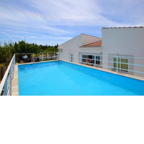 Bonita casa con piscina cerca de playa