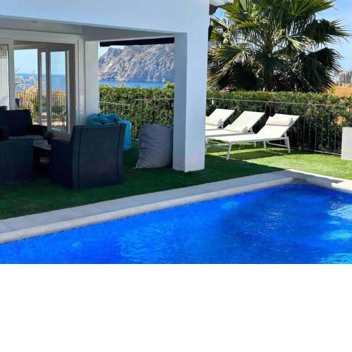 Bonita villa con piscina privada y vistas al mar