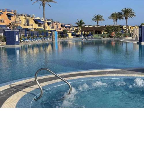 Bonita villa con propio entrada y con piscina