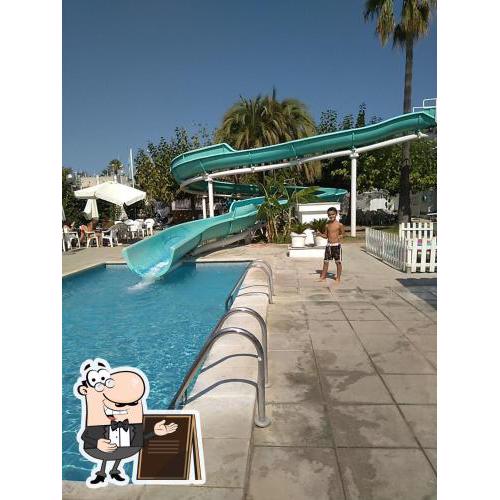 Bonito apartamento con tobogan y piscina