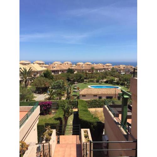 Bonito apartamento en Alcaidesa con piscina