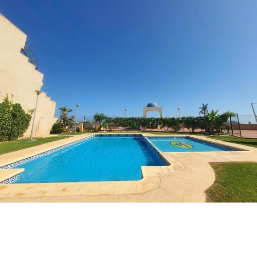 Bonito y confortable con terraza, piscina y vistas