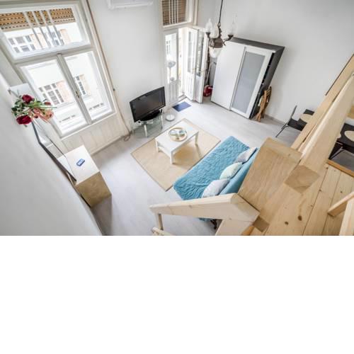 BpR Singer Deluxe Studio with balcony & A/C