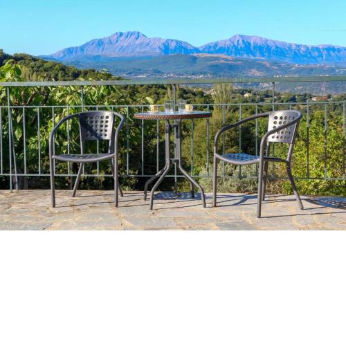 Breathtaking Lake View Cottage with a Fireplace Next to Ioannina City!